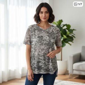 Columbia women’s Black and Gray Patterned mesh shirt